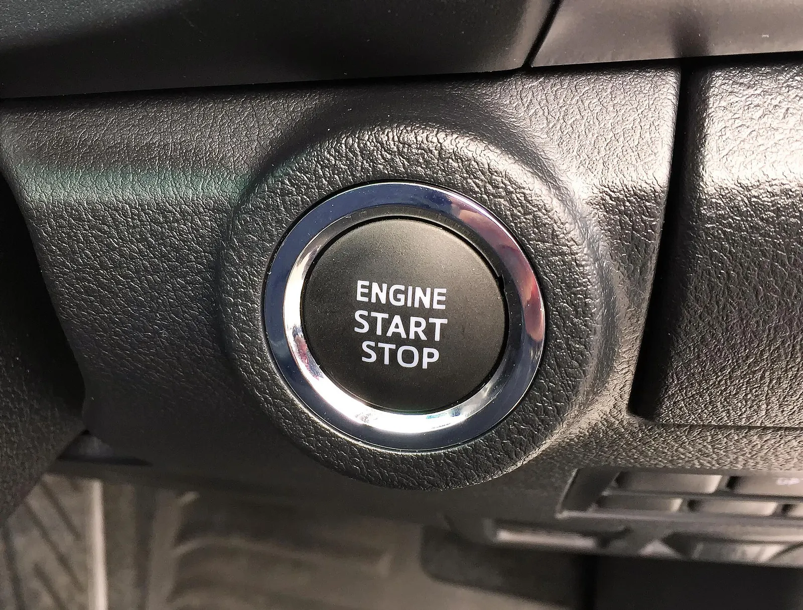 자동차 대시보드의 ENGINE START STOP 시동 버튼 근접 사진