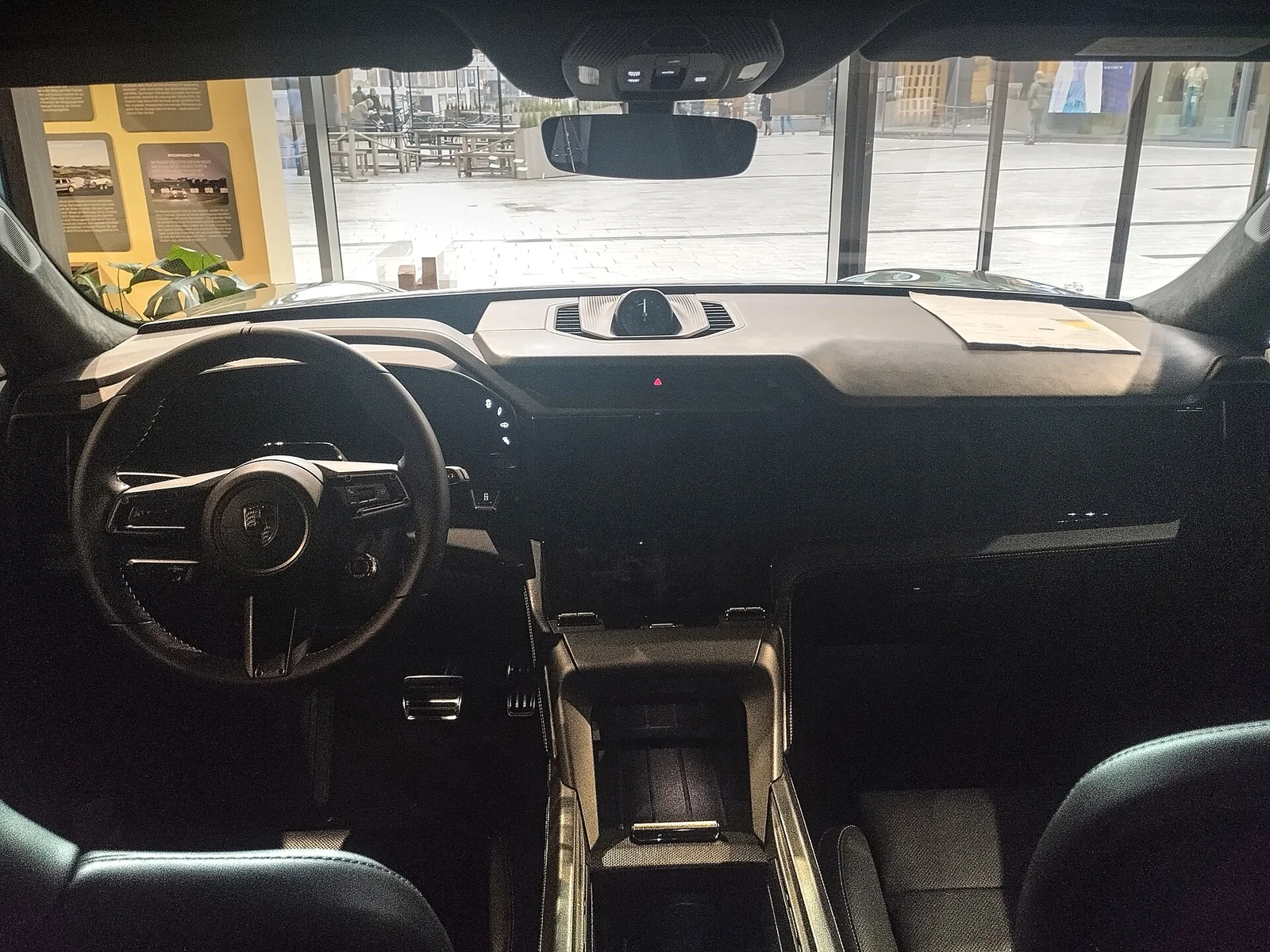 포르쉐 카이엔 터보 일렉트릭 SUV 바디 전시차의 실내, 디지털 계기판과 센터 콘솔이 보인다