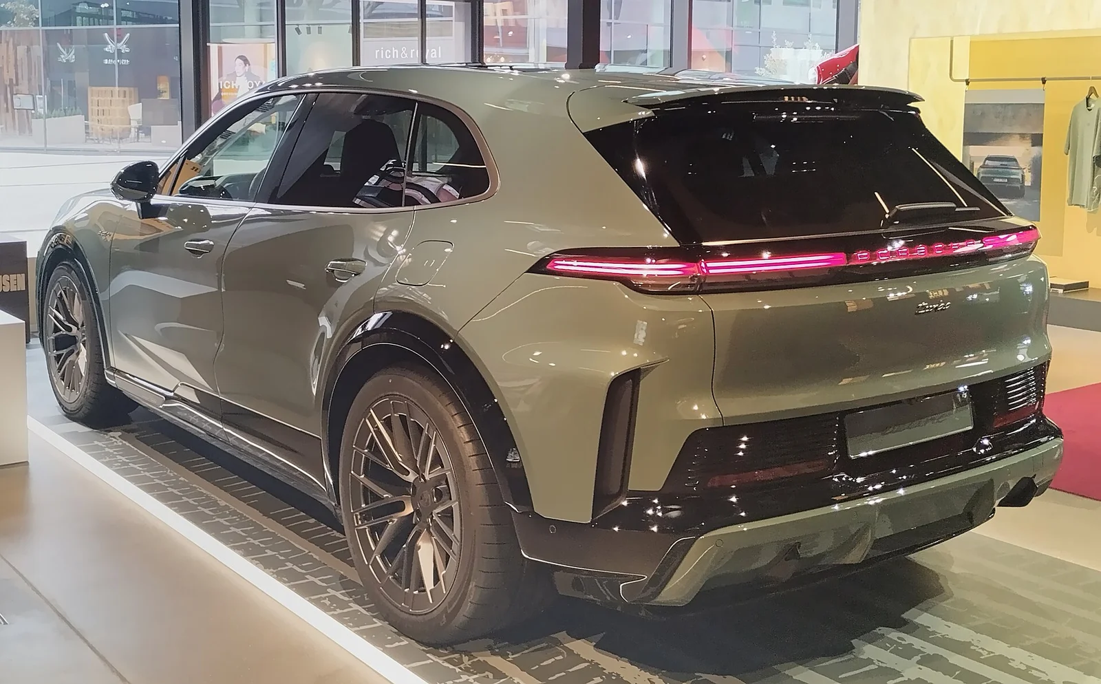 카이엔 일렉트릭 SUV 바디 전시차의 후면, 쿠페보다 세워진 테일게이트가 보인다