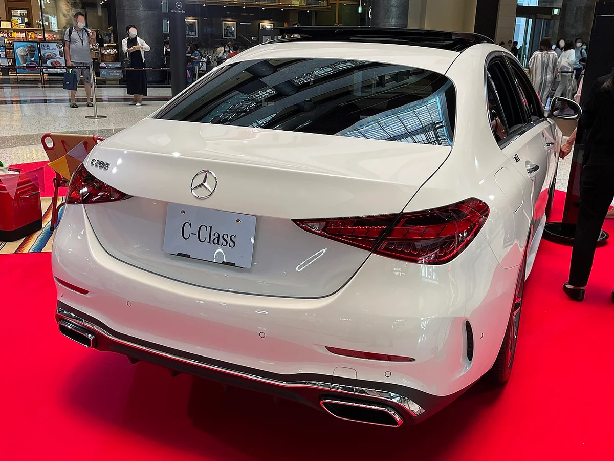 전시장에 놓인 흰색 벤츠 C 200 아방가르드(W206)의 후면, C-Class 표기와 직사각형 배기구