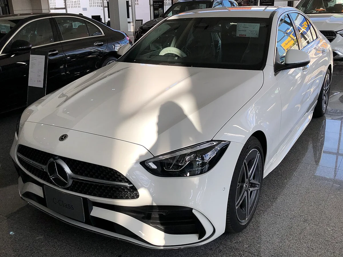 전시장에 놓인 흰색 벤츠 C-Class(W206) AMG 라인의 전면 3/4