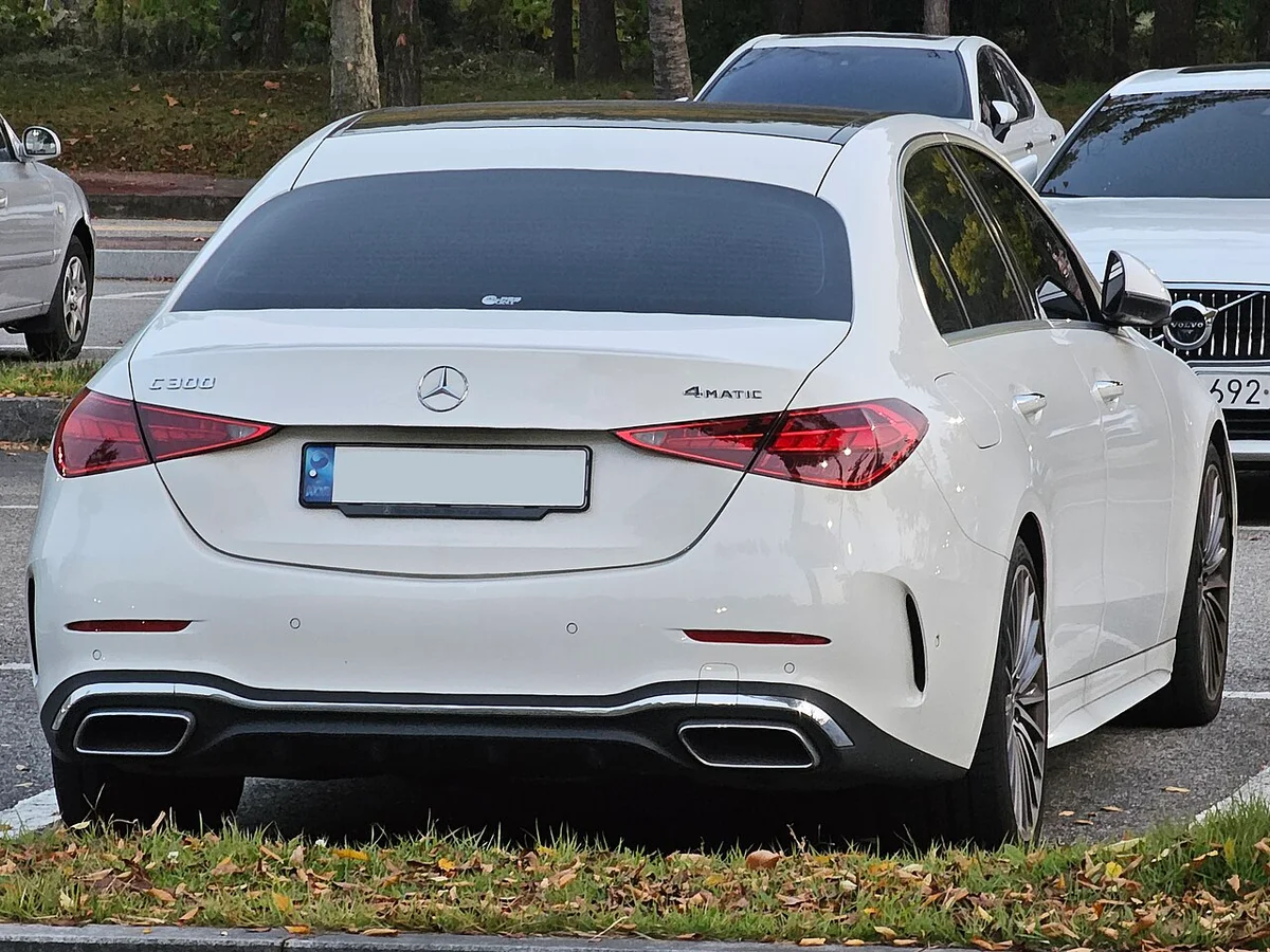 후면 4MATIC 배지가 보이는 흰색 벤츠 C-Class(W206) AMG 라인의 뒷모습