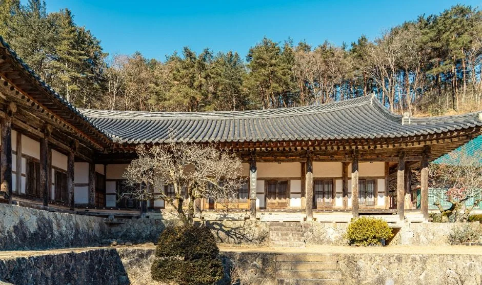 맑은 하늘 아래 처마가 긴 한옥 건물이 늘어선 청암사 경내