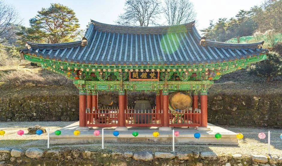 붉은 기둥과 푸른 단청의 누각에 법고와 연등이 걸린 청암사 경내