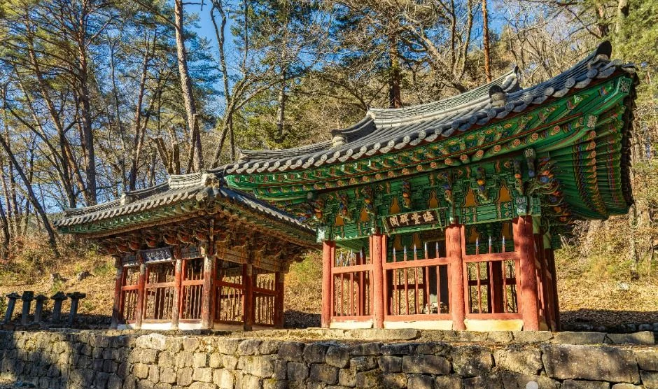 처마 단청이 화려한 청암사 누각 건물과 돌담