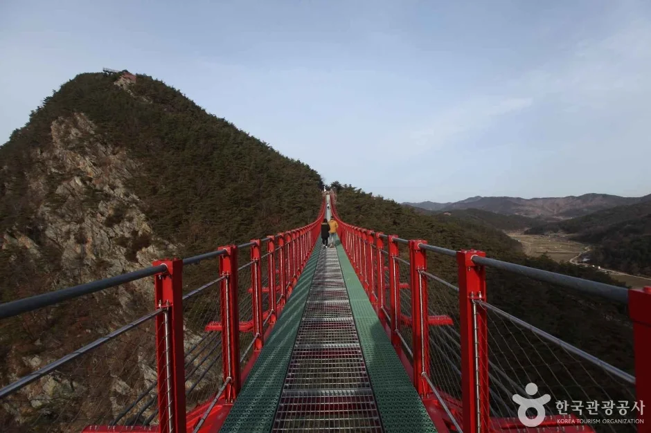 붉은 난간 출렁다리 바닥과 맞은편 바위 봉우리