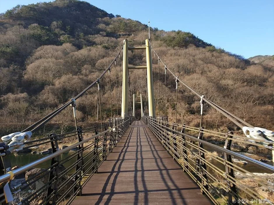 섬진강 위를 가로지르는 보행 현수교와 양쪽 산