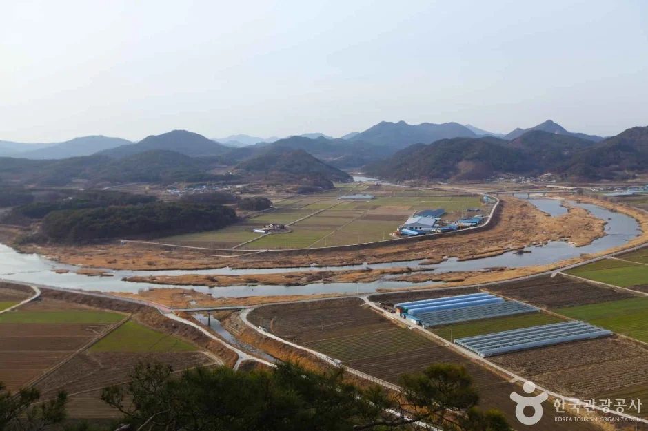 구릉과 논밭, 구불구불한 도로가 내려다보이는 적성면 일대 전망