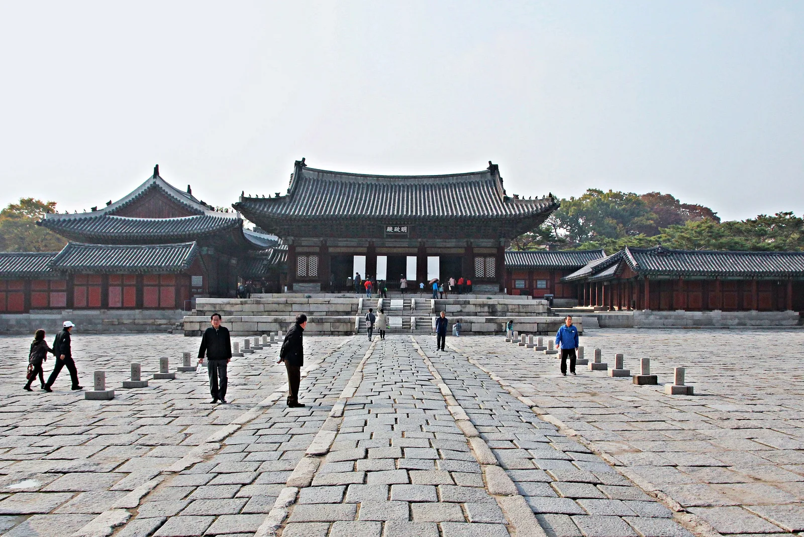 맑은 낮 하늘 아래 창경궁 명정전 정면 전경