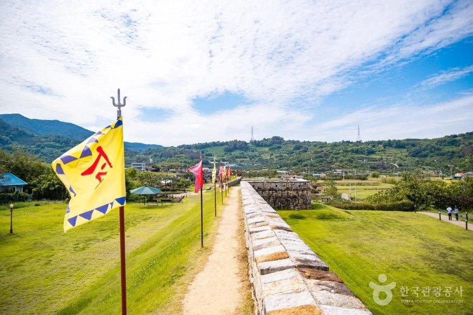 청도읍성 성곽길과 깃발