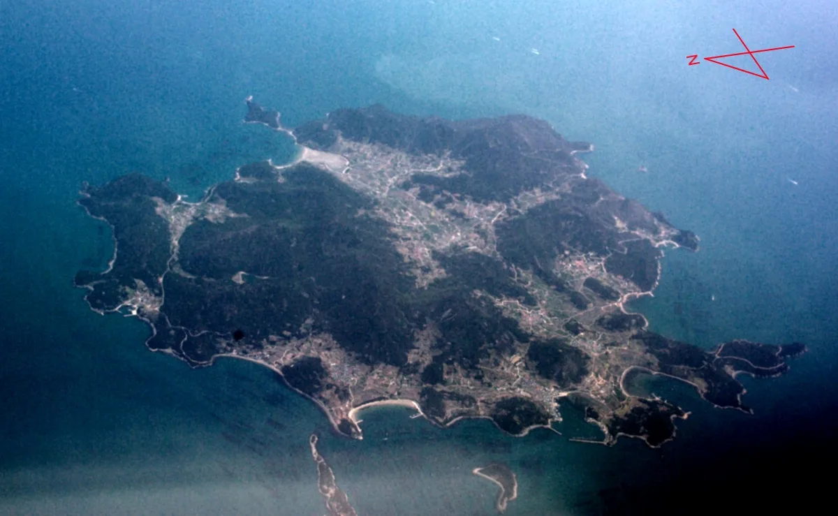 하늘에서 내려다본 청산도 전경, 마을과 논밭, 해안선이 한눈에 보인다