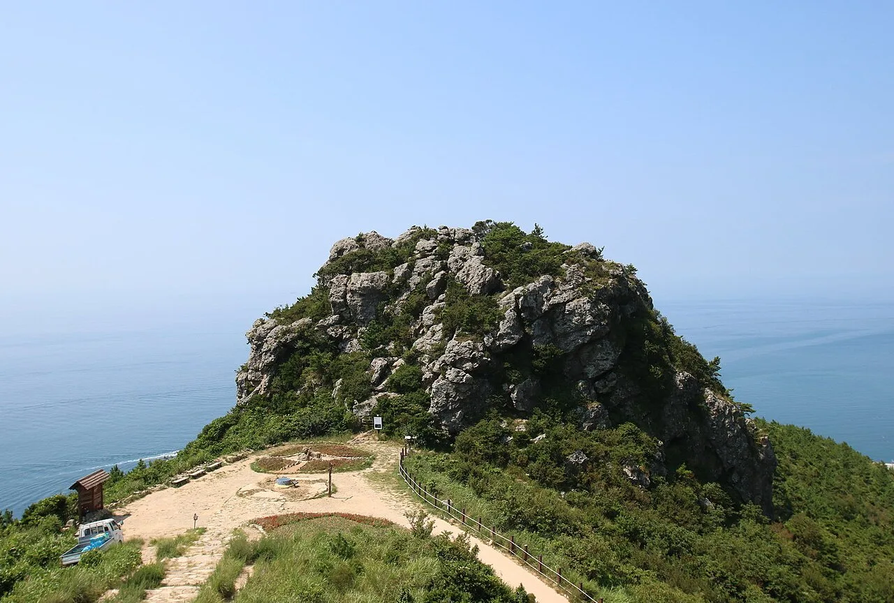 청산도 범바위 정상, 호랑이가 웅크린 모습을 닮은 바위와 주변 전망대