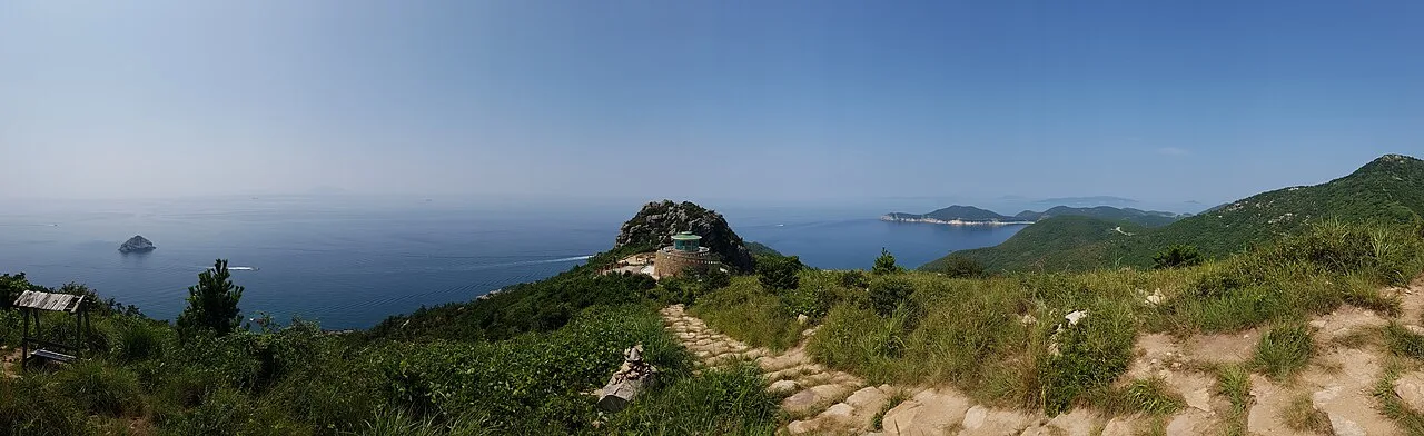 청산도 능선에서 바라본 해안과 봉수대, 파노라마로 펼쳐진 바다 전망