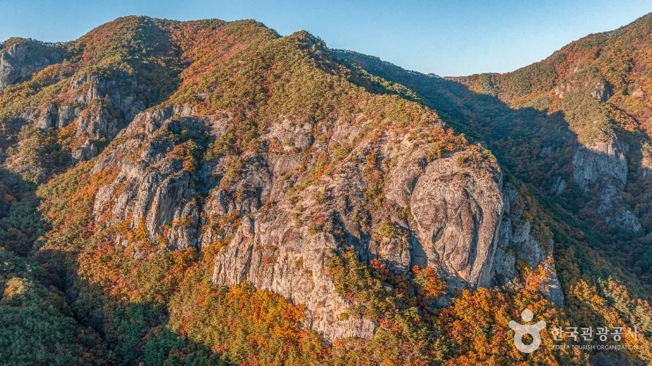 단풍이 물든 산비탈과 기암 절벽 항공 사진
