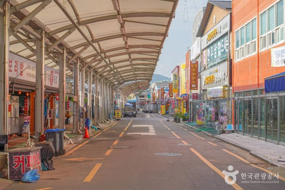 아케이드 아래 가게가 이어진 정남진 장흥 토요시장 거리