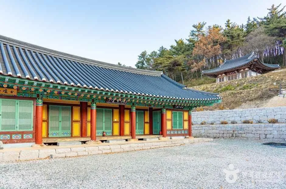 단청이 선명한 천관사 전각과 앞마당
