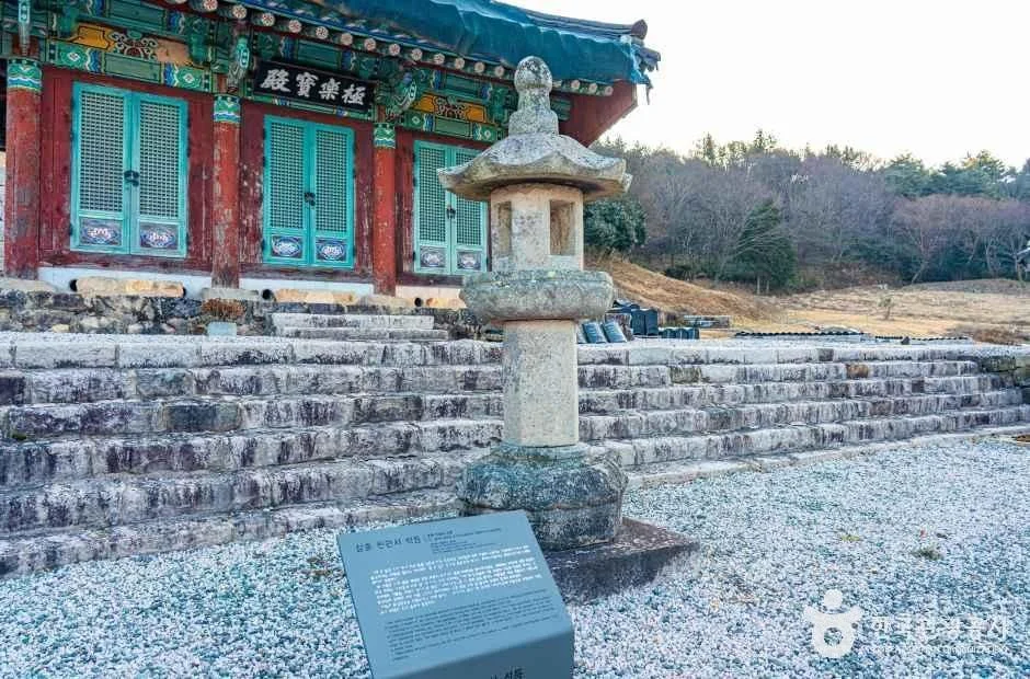 돌계단 위에 석등이 서 있는 천관사 경내
