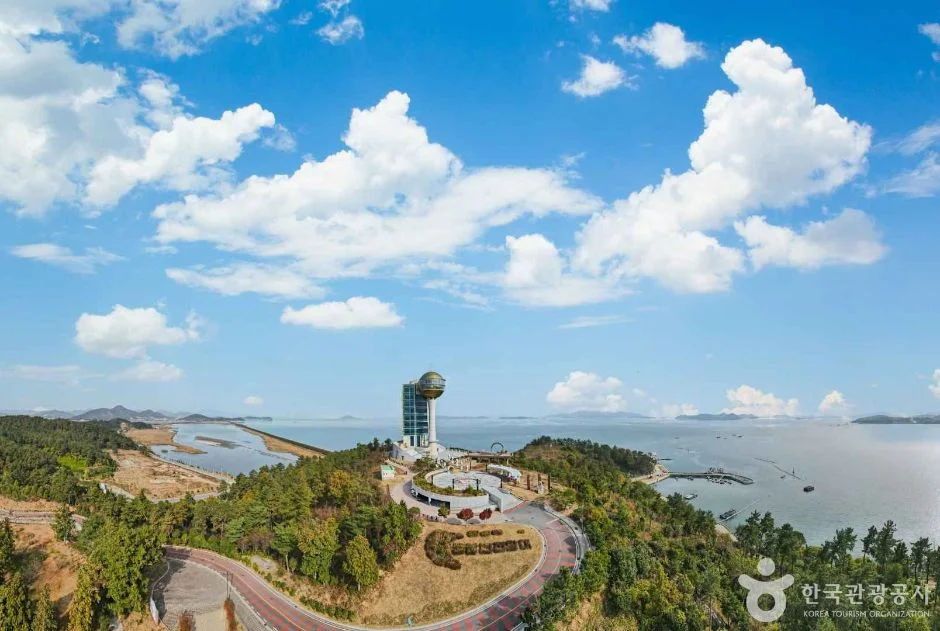 바다로 튀어나온 땅 끝에 전망 탑이 보이는 126타워 일대 항공 사진