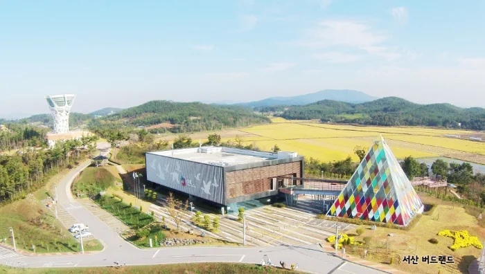 논밭 위에서 내려다본 서산버드랜드 전경