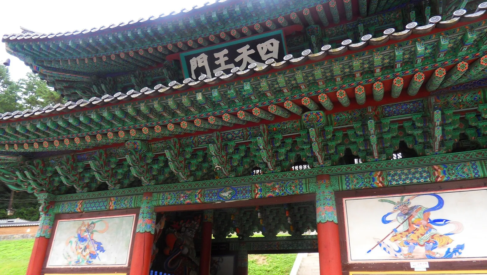 치악산 구룡사 사천왕문, 사대천왕 벽화가 그려진 산문의 처마 아래 풍경