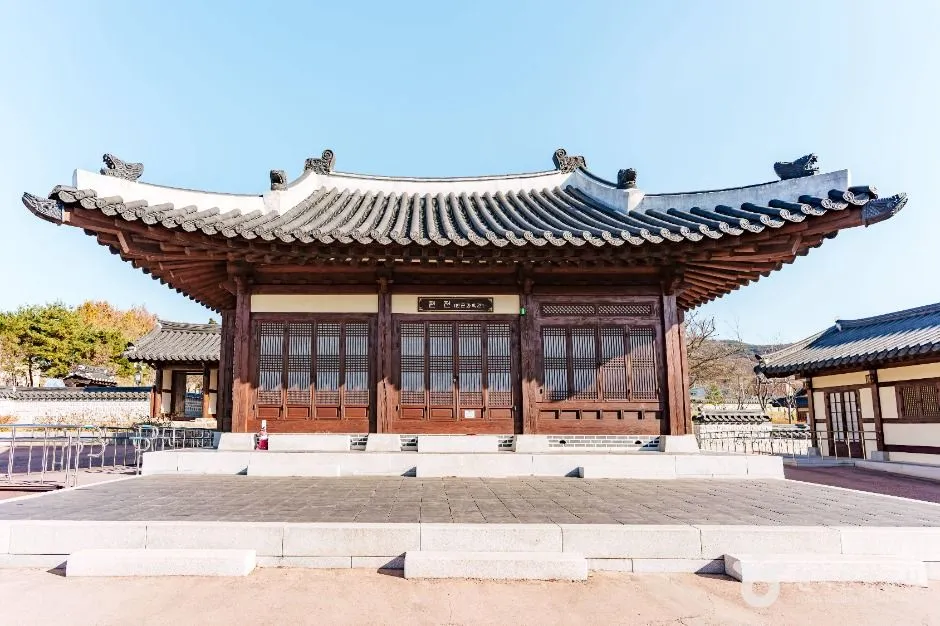 기와지붕을 얹은 초정행궁의 한옥 본채 정면