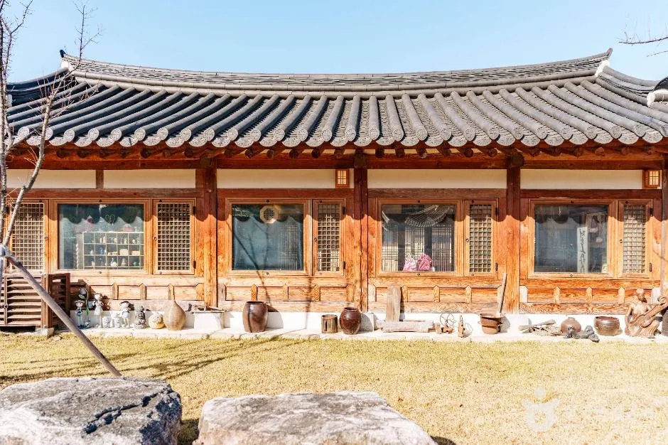 기와지붕 한옥으로 지은 초정행궁 전통찻집 외관