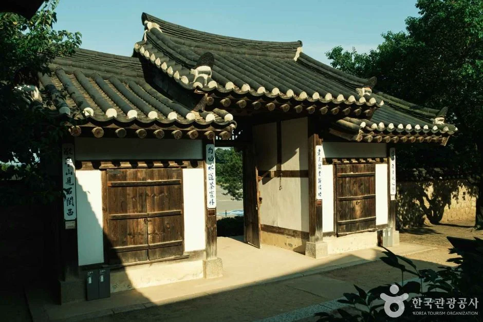 볕이 드는 기와 대문과 판문이 있는 고택 문간