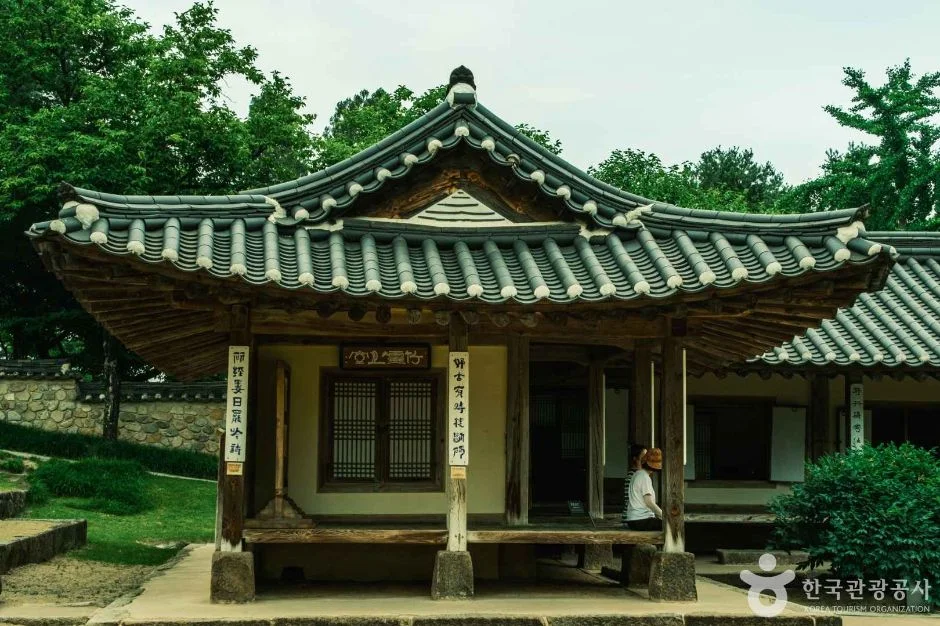 팔작지붕 기와가 올라간 예산 추사 김정희 선생 고택의 건물
