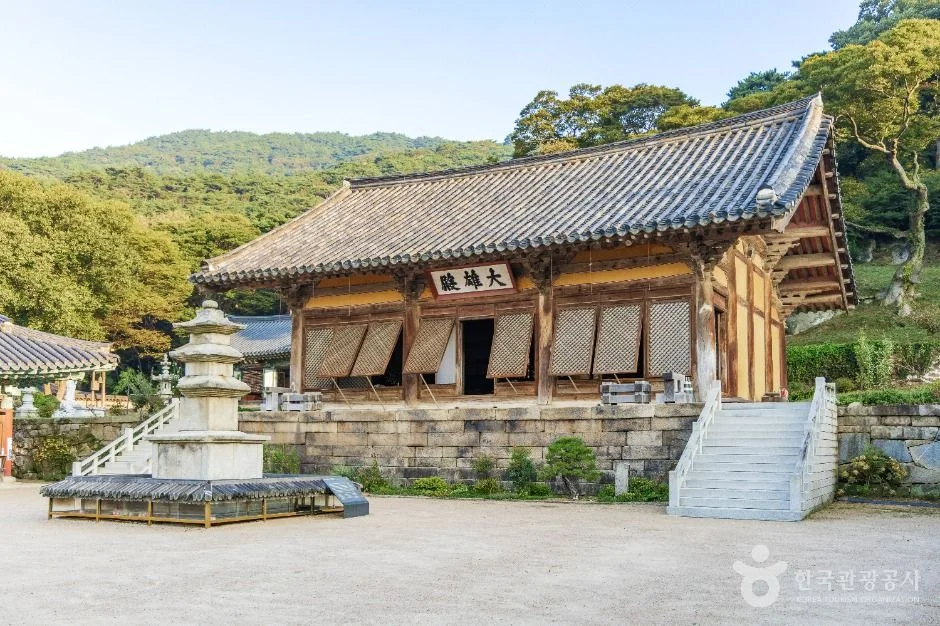 석탑 옆에 서 있는 사찰 전각