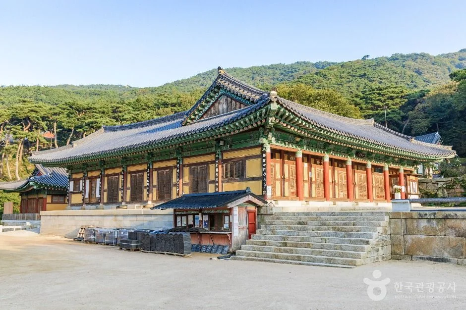 계단 위에 자리한 붉은 기둥의 수덕사 경내 전각