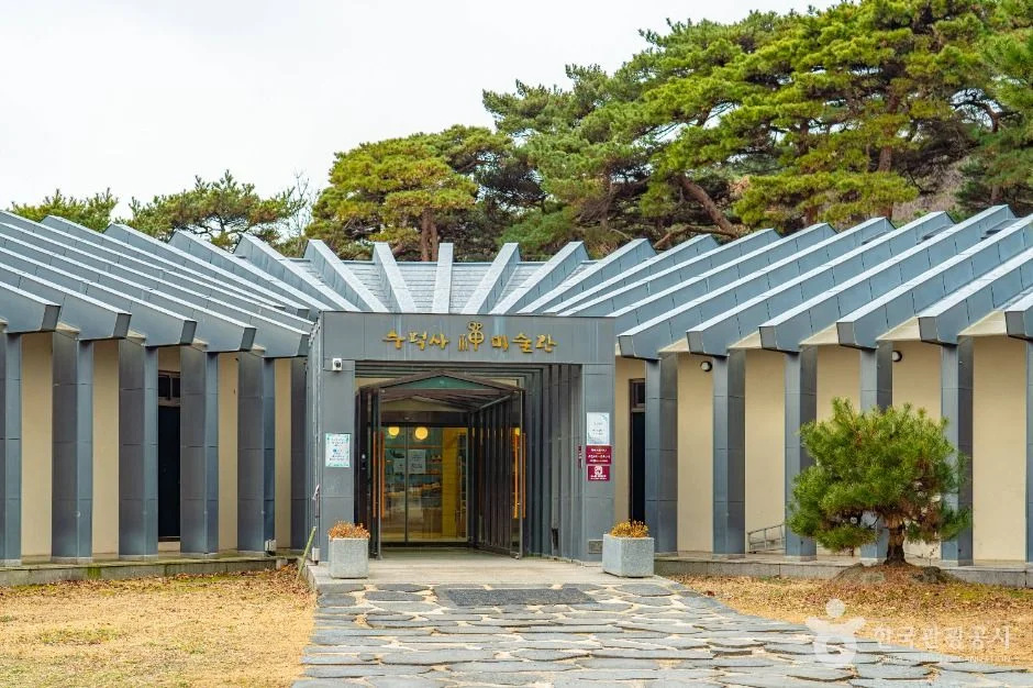 회색 지붕 구조물이 있는 전시관 입구