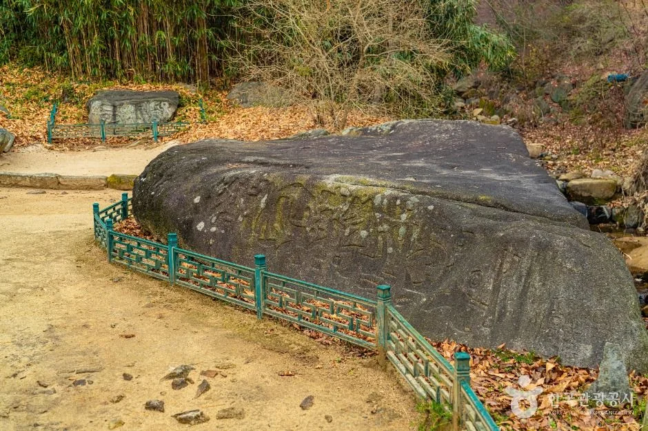 울타리로 보호된 커다란 암반