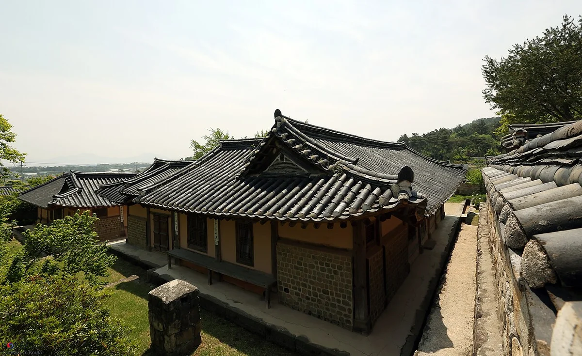 기와지붕이 이어진 추사고택 건물을 옆에서 본 모습