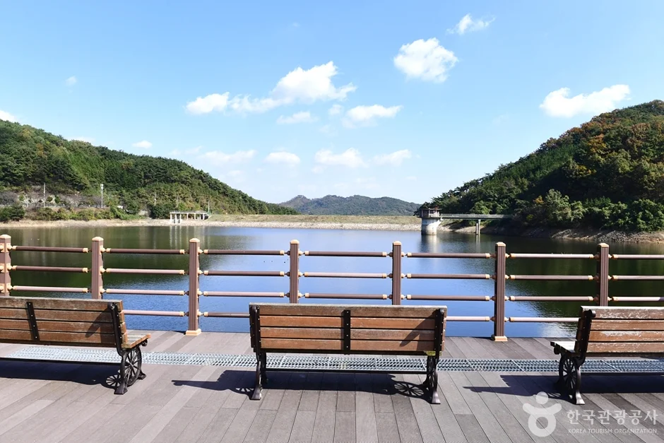 물가 데크 전망대에 놓인 벤치 세 개와 산자락