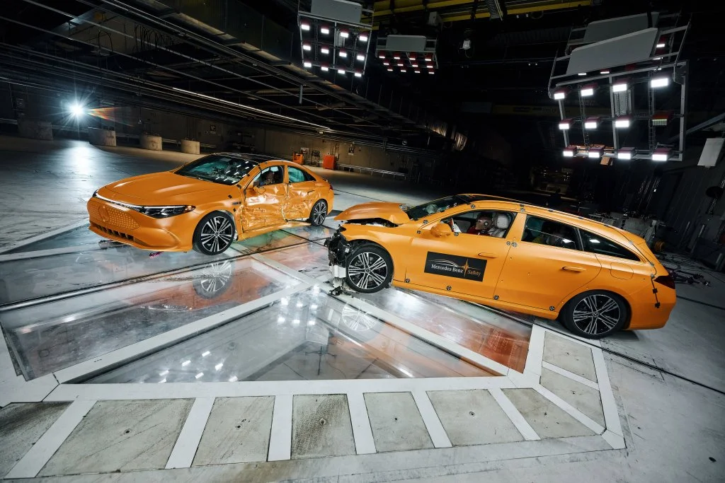 충돌 후 시험장에 놓인 주황색 CLA 두 대, 세단의 측면이 크게 찌그러졌다