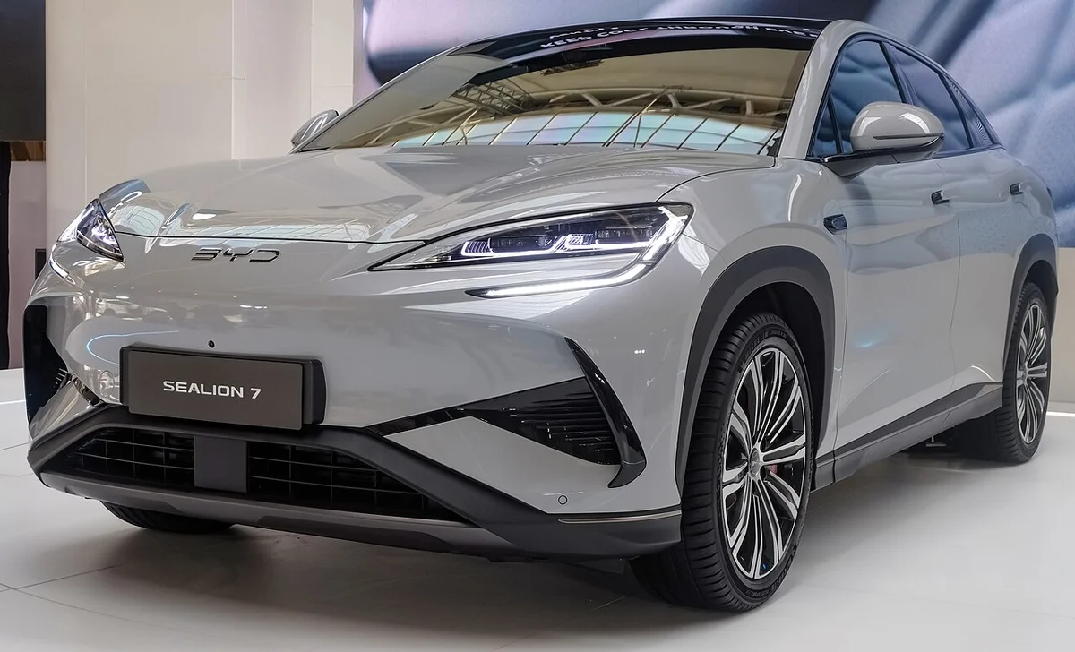 회색 BYD 씨라이언 7의 전측면, 낮고 날렵한 램프와 곡면 보닛이 보인다