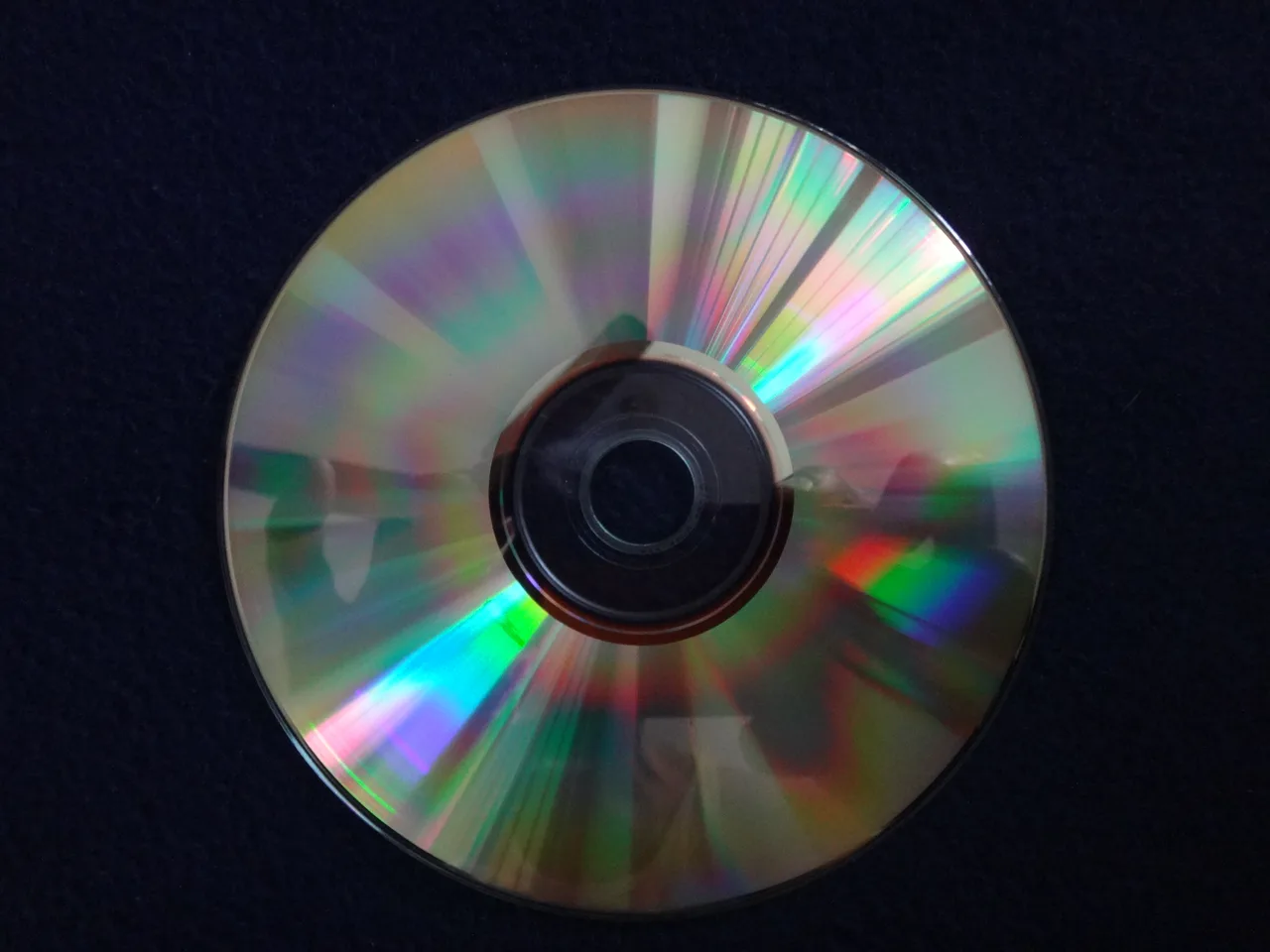 CD(콤팩트 디스크) 클로즈업, 무지갯빛 반사가 보인다