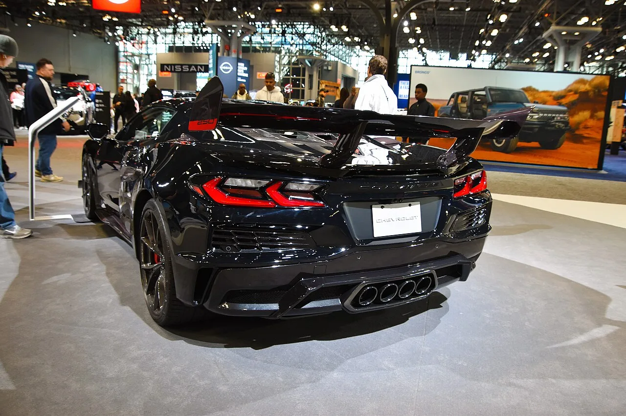 콜벳 ZR1X 후측면, 블랙 색상, 오토쇼 전시 모습