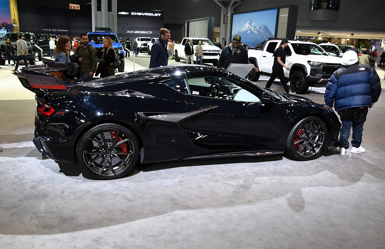 콜벳 ZR1X 측면, 블랙 색상, 오토쇼 전시 모습