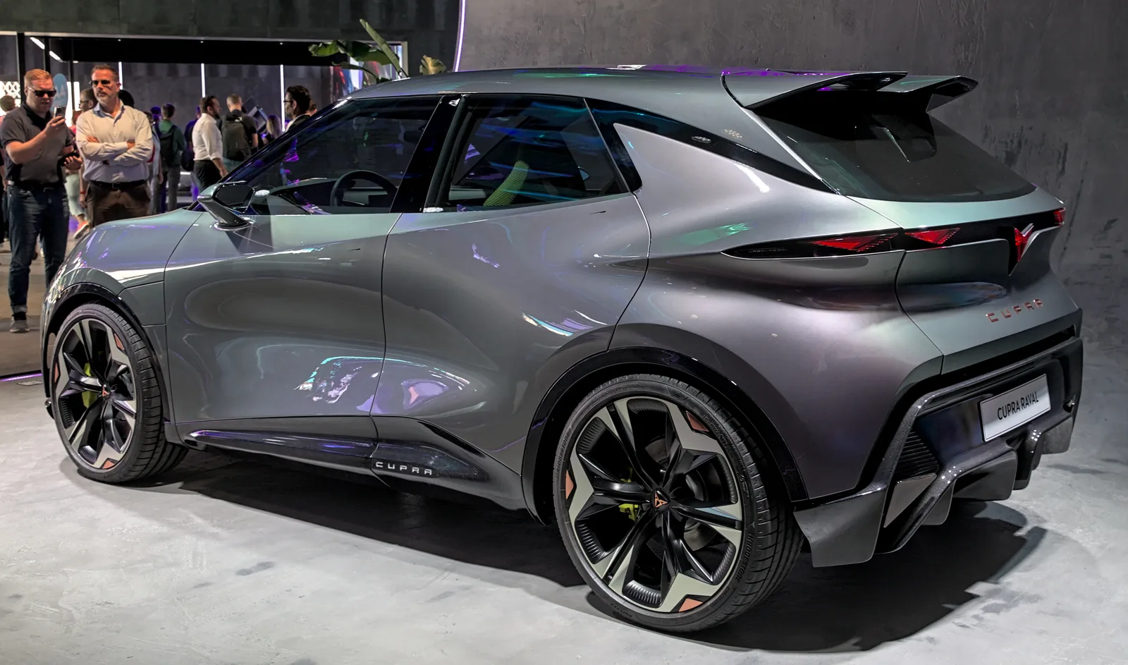 2023년 IAA 뮌헨 모터쇼에 전시된 회색 쿠프라 라발 콘셉트카의 후면 및 측면 모습, 'CUPRA RAVAL' 번호판과 대형 리어스포일러가 보인다