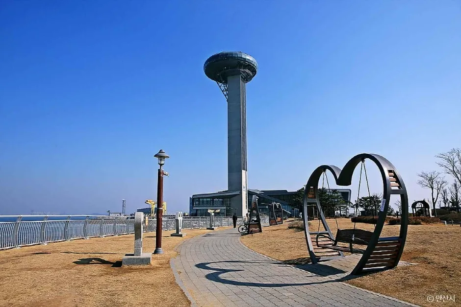 타워 앞 산책로와 하트 모양 조형물, 바다 쪽 난간
