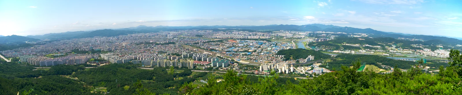계족산 봉황정에서 파노라마로 촬영한 대전 시내 전경, 아파트 단지와 도로망이 넓게 펼쳐져 있고 뒤로 산줄기가 겹겹이 보인다