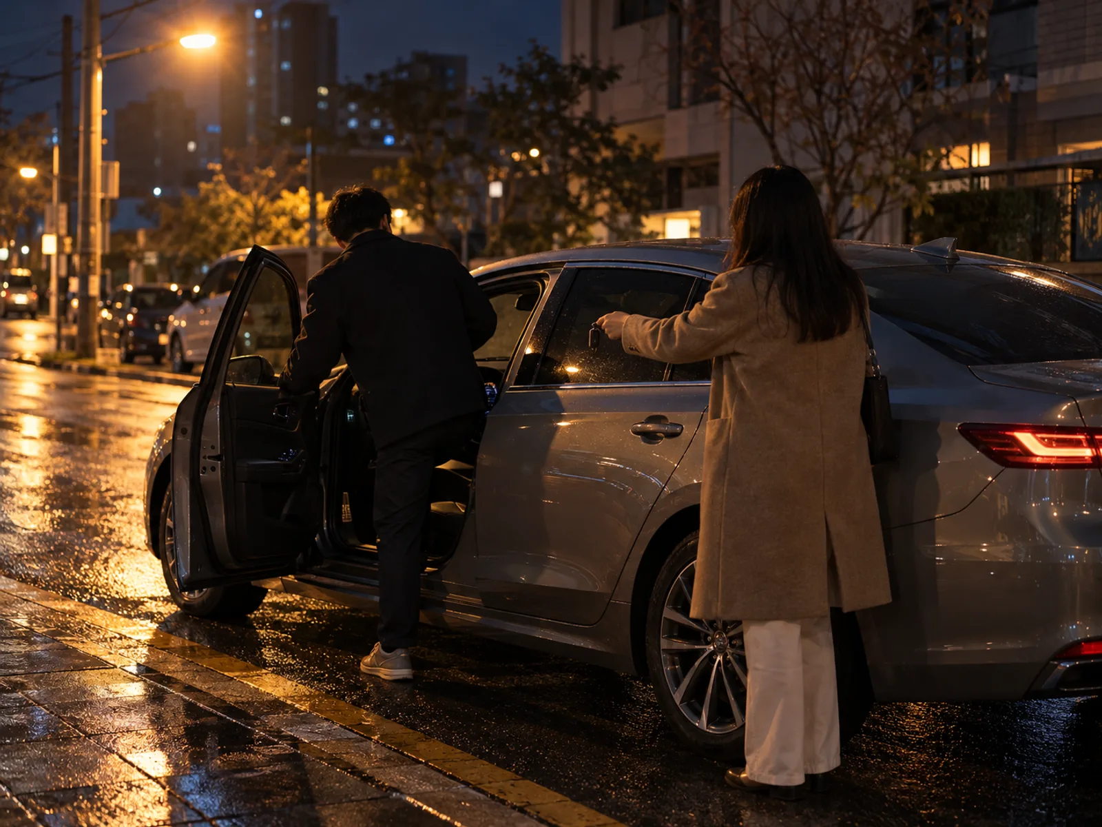 밤거리 길가에 세워진 승용차 앞에서 차주가 대리운전 기사에게 차를 맡기는 장면을 표현한 AI 생성 이미지