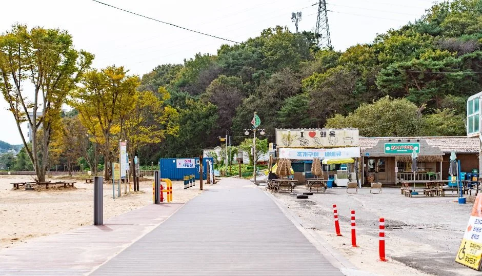 왜목마을 해변 앞 산책 데크와 상점가