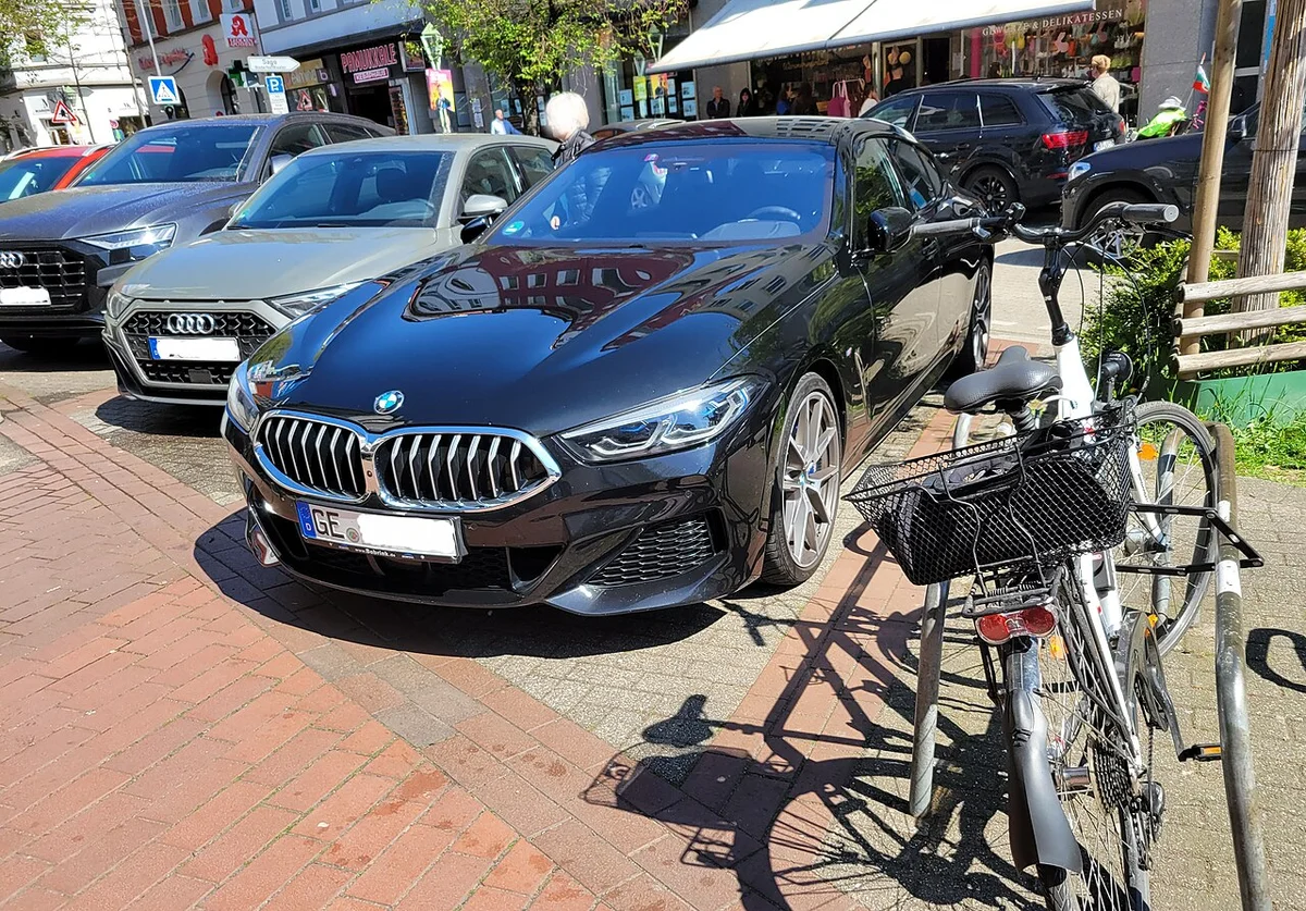 검은색 BMW 8시리즈 그란 쿠페의 전면 3/4 모습