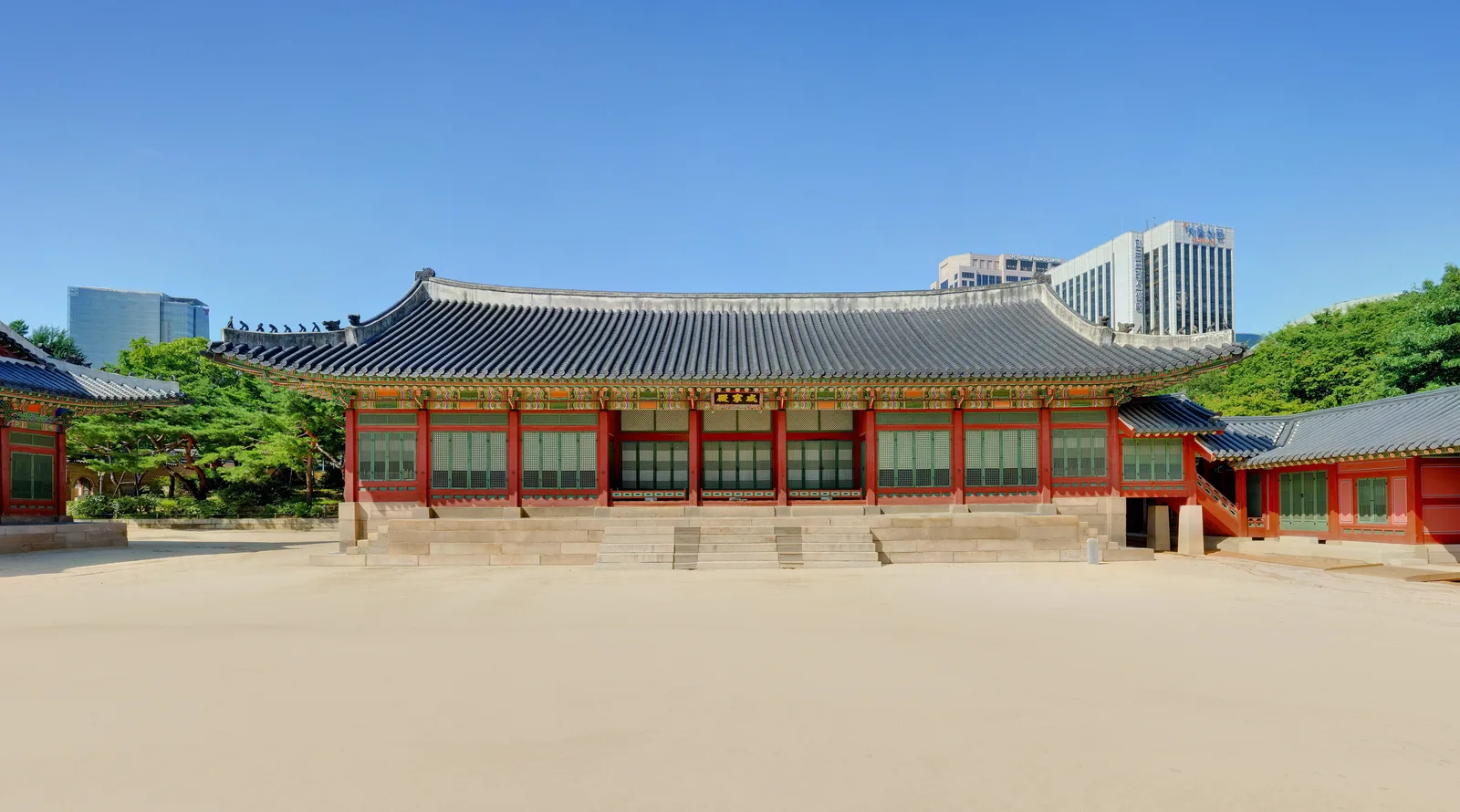 덕수궁 함녕전 정면, 맑은 날 전경