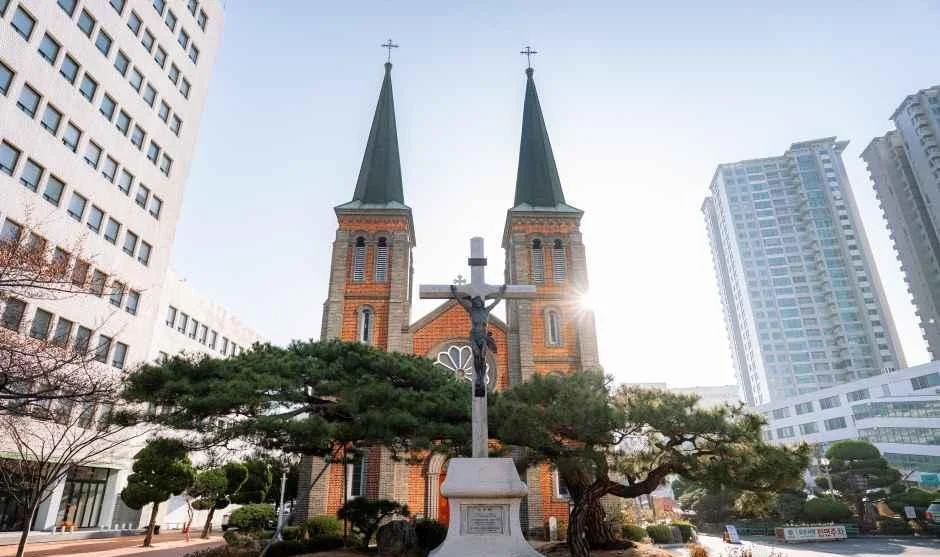 쌍탑과 십자가상이 서 있는 계산성당 앞마당과 주변 건물
