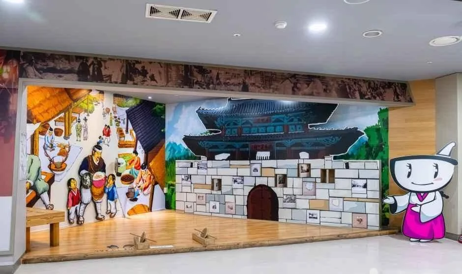 약령시 풍경을 담은 벽화와 모형이 설치된 박물관 내부