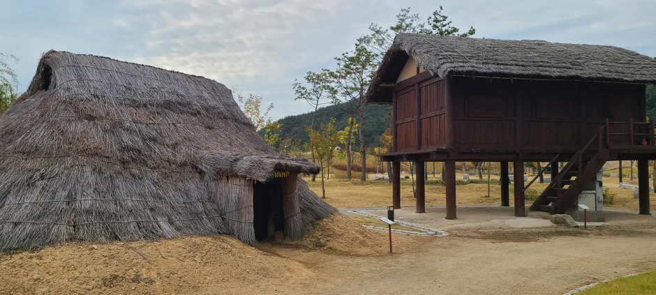 초가지붕 움집과 다락 창고가 놓인 대가야생활촌