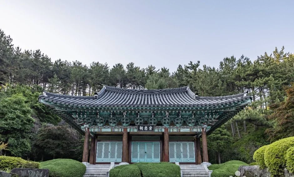 소나무 숲을 배경으로 한 당항포관광지 이순신 구역의 전각 건물